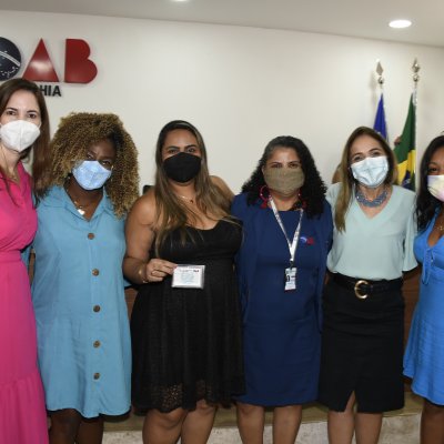 [Com mesa formada por mulheres, Seccional entrega carteiras da OAB]