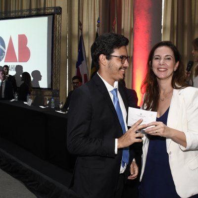 [OAB-BA entrega mais de 300 carteiras a jovens advogados e advogadas]