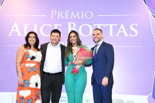 [Ana Patrícia recebe Prêmio Alice Bottas]