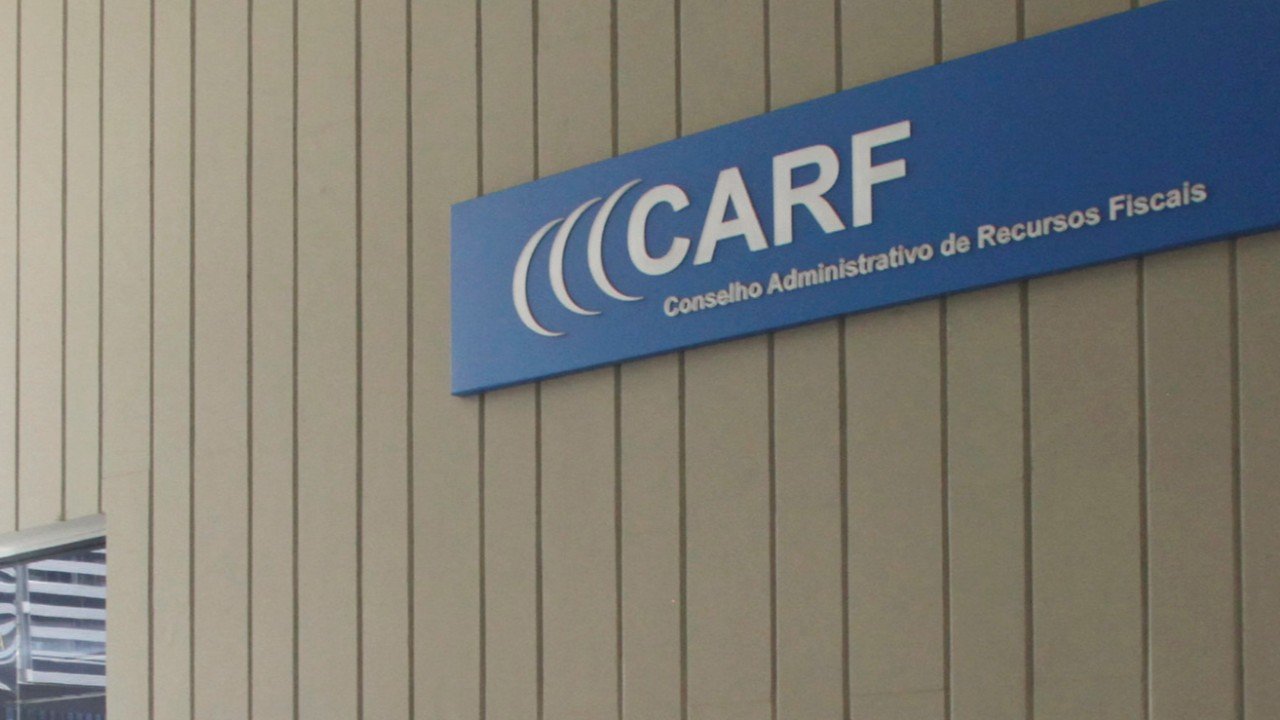 [Lei Complementar consolida medida já adotada pelo CARF e suspende sessões e prazos processuais entre 20 de dezembro e 20 de janeiro]