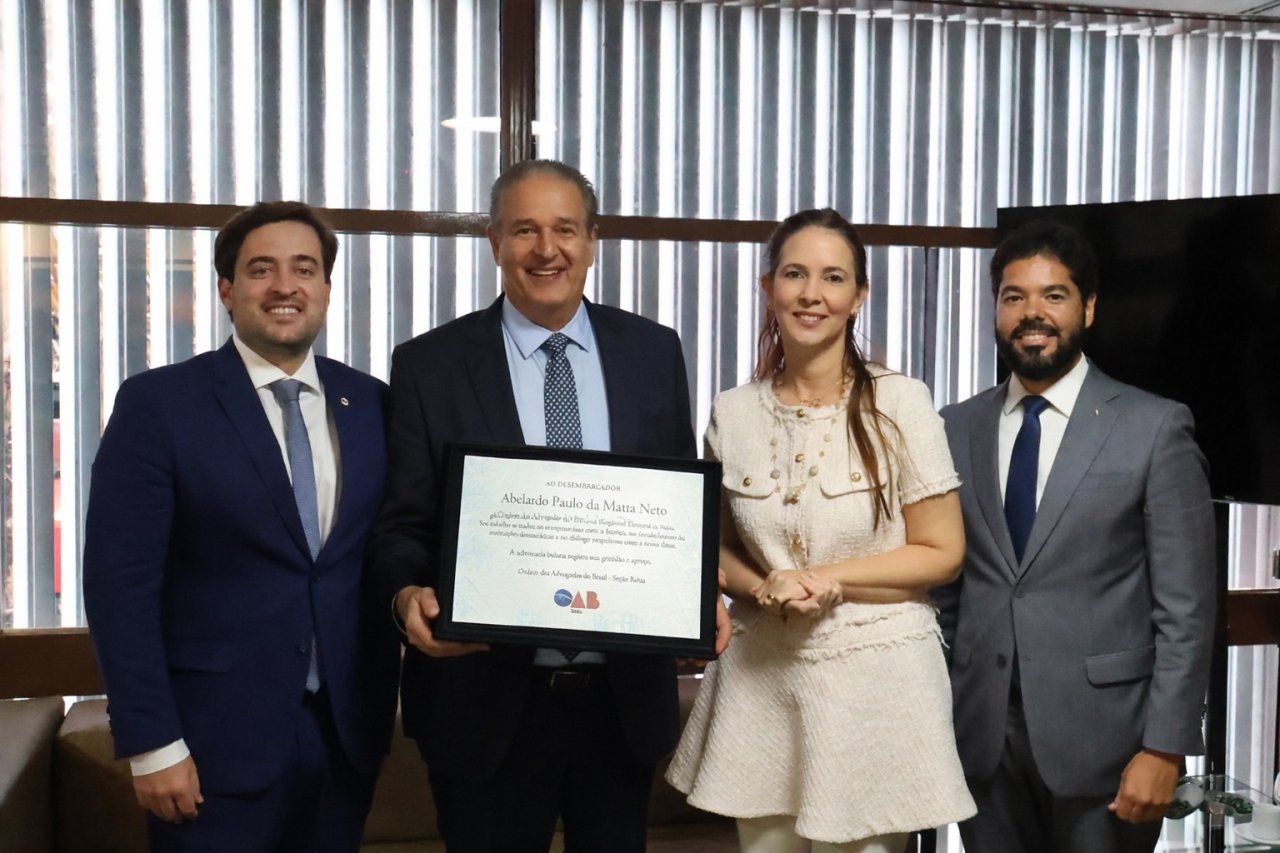 [OAB-BA homenageia presidente do TRE-BA por compromisso com Justiça Eleitoral]